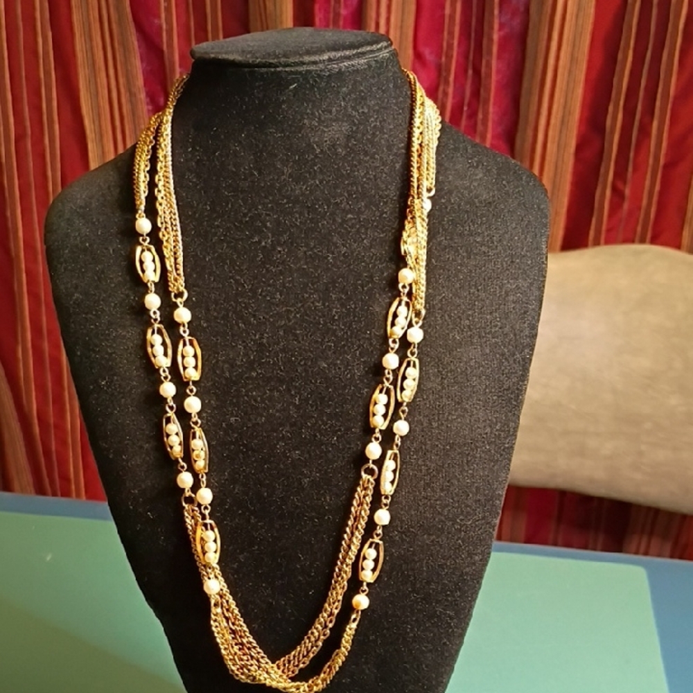 Vintage Gold Tone Metal Oval Links Faux Pearls/Beaded Long Necklace